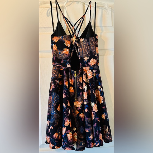 Bebe x Naven Floral Criss Cross Back Dress - Picture 4 of 7